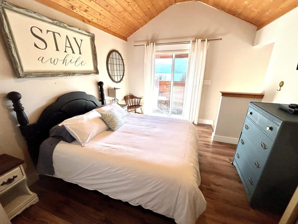 Nauti Cabin upstairs loft bedroom