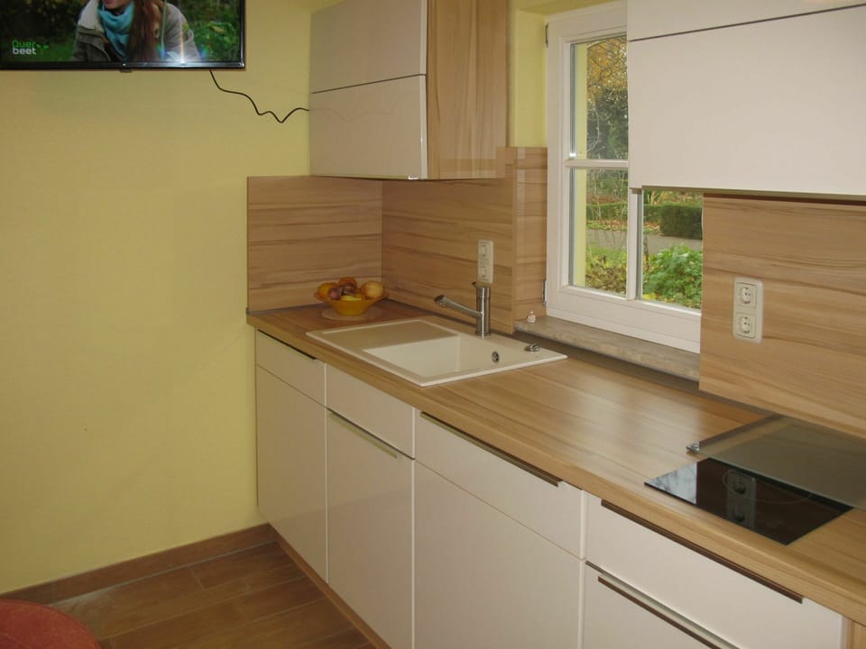 Tap, Kitchen Sink, Cabinetry, Sink, Countertop, Property, Window, Plumbing Fixture, Building, Kitchen