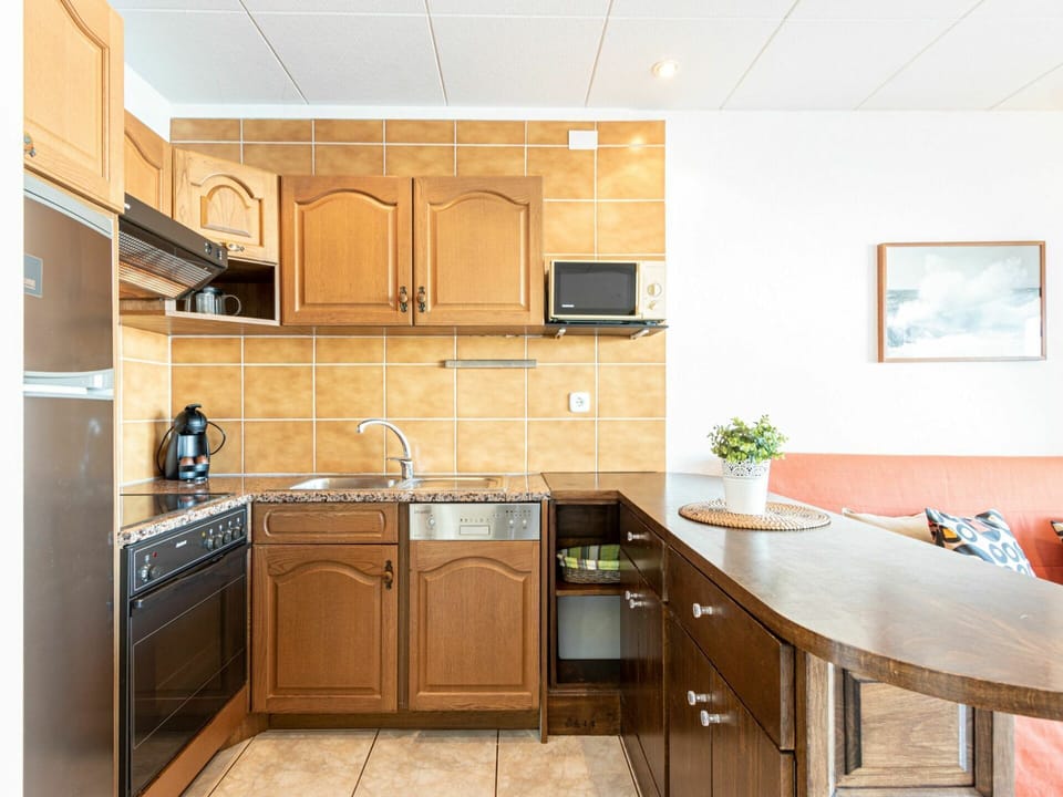 Brown, Countertop, Cabinetry, Kitchen Sink, Furniture, Sink, Property, Building, Tap, Plant