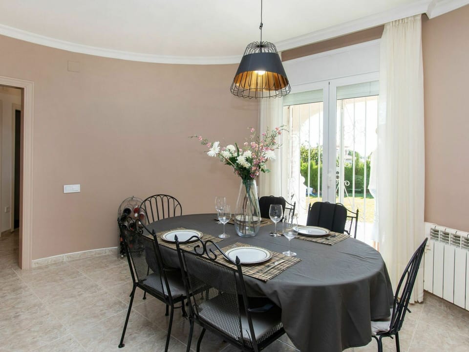 Table, Furniture, Property, Chair, Plant, Wood, Lighting, Interior Design, Tablecloth, Architecture