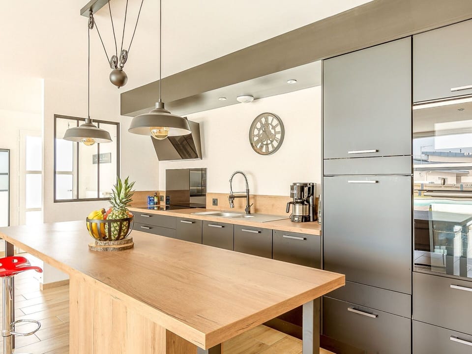 Countertop, Cabinetry, Kitchen Sink, Furniture, Property, Table, Tap, Sink, Plant, Kitchen Stove