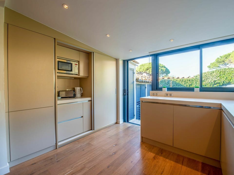 Cabinetry, Countertop, Furniture, Building, Wood, Kitchen, Interior Design, Lighting, Architecture, Flooring