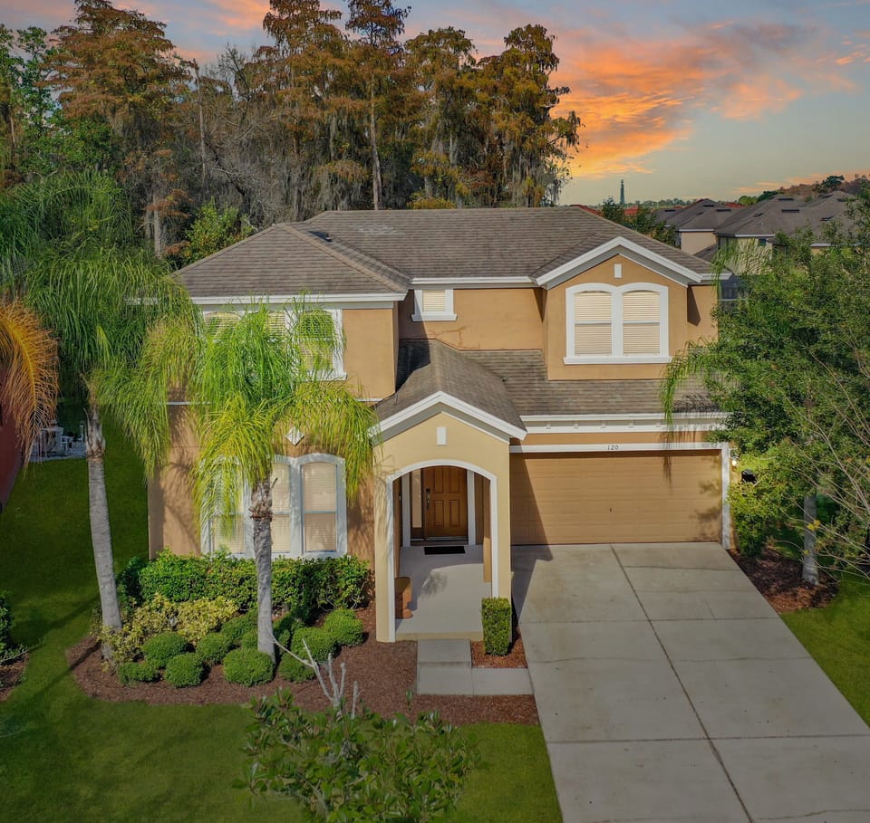 Large Florida vacation home with no rear neighbors!