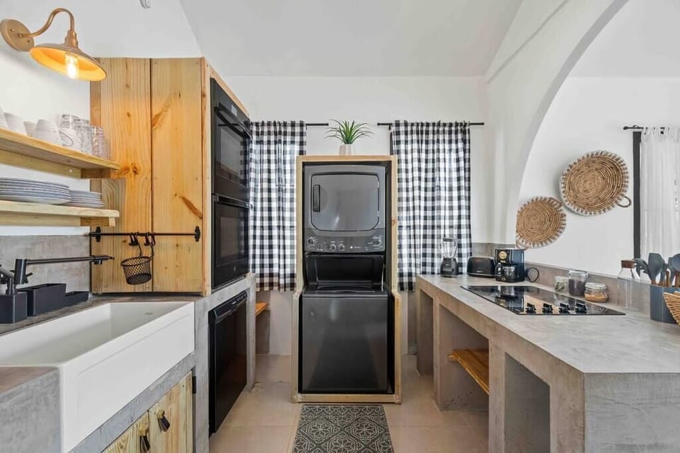 Main house full kitchen 