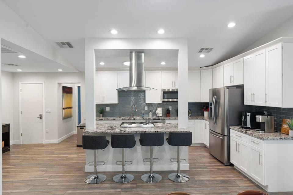 Cozy 4-seater dining set at the kitchen countertop, ideal for casual meals and quick bites.