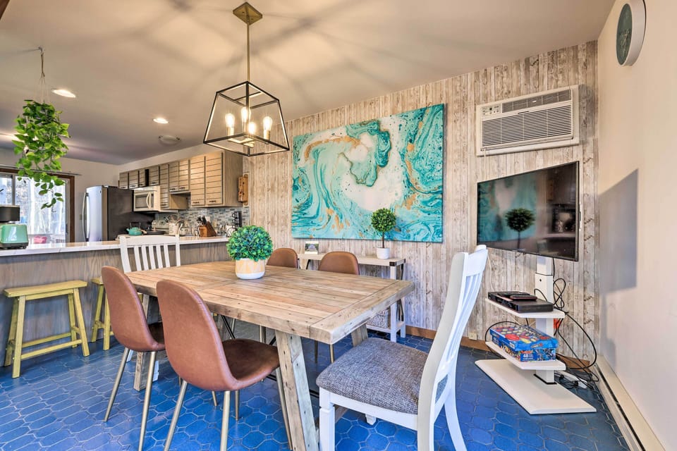 Dining Area | Smart TV