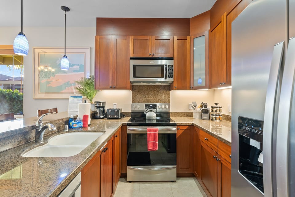Fully equipped kitchen, granite counters, stainless-steel appliances