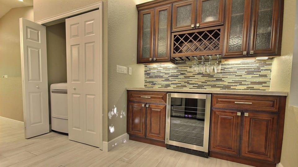 Kitchen Bar & Laundry - 2nd Floor
