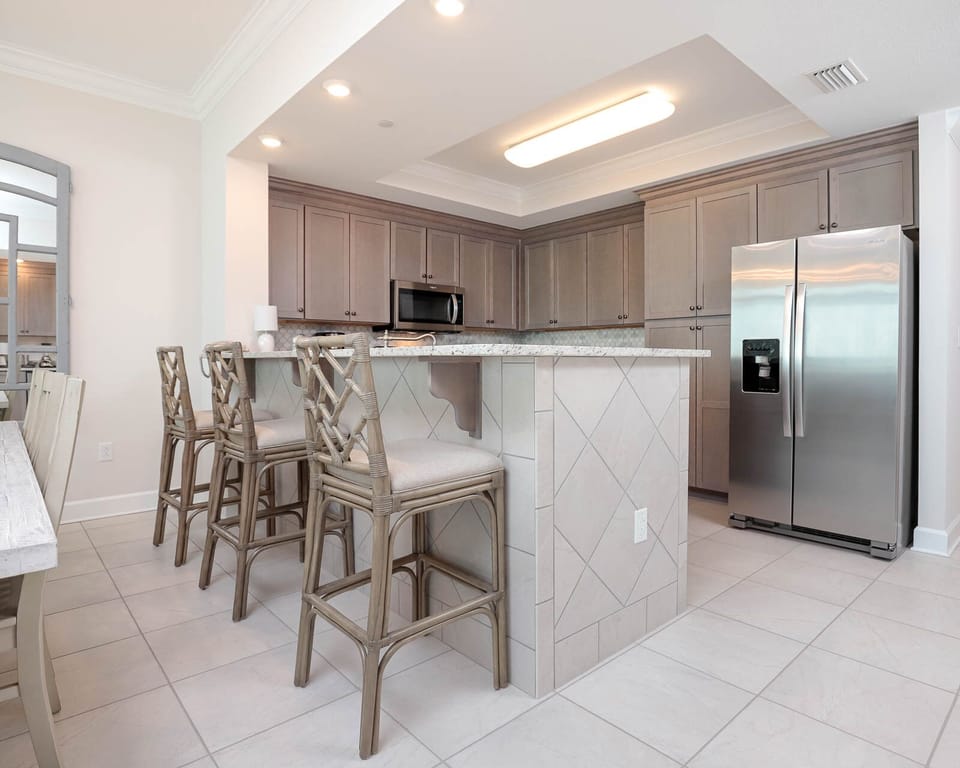 Sip your morning coffee at the breakfast bar and get ready for a beach day in this stylish space