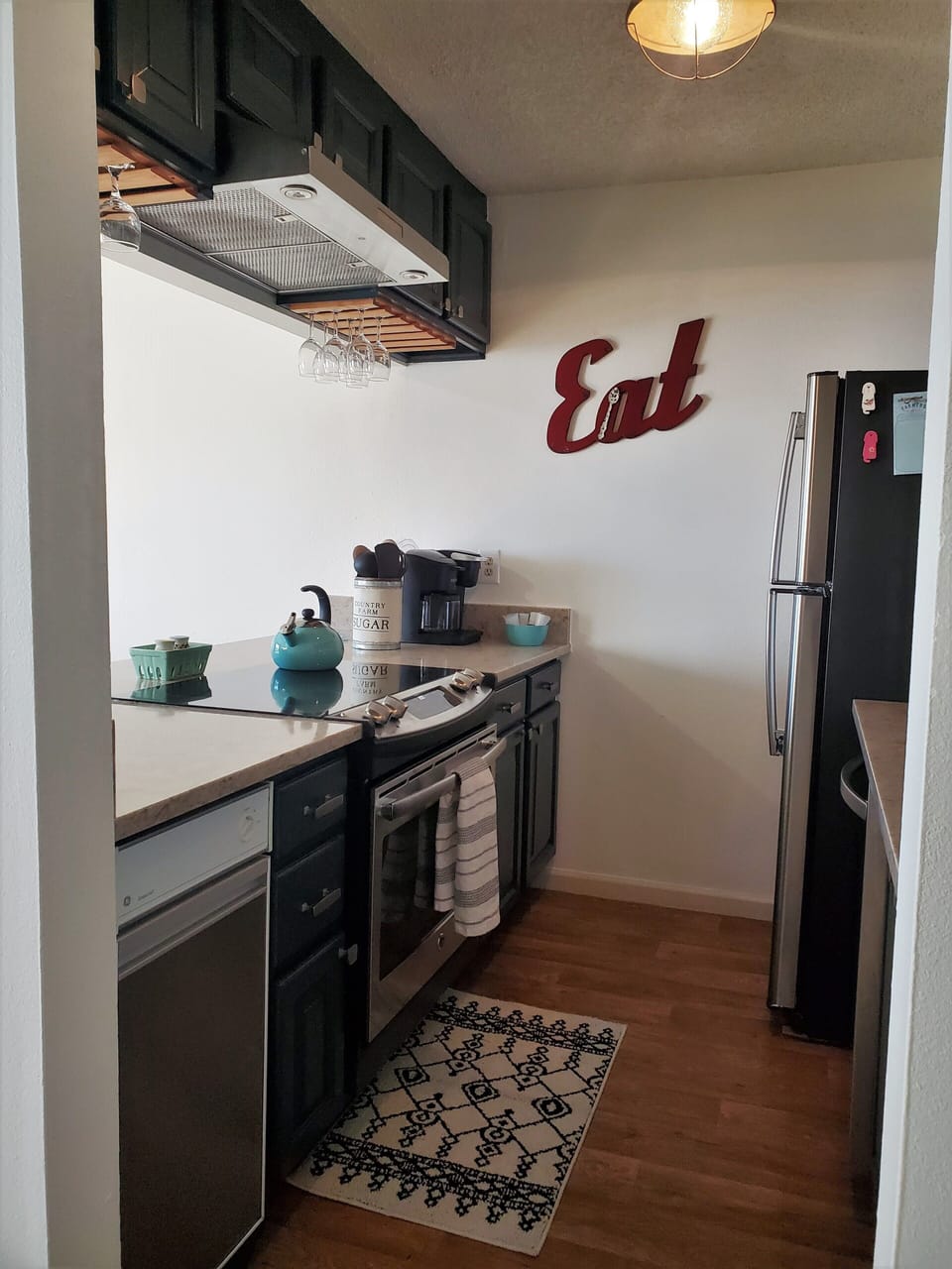 A refrigerator, dishwasher, stove/oven, and microwave are all included.
