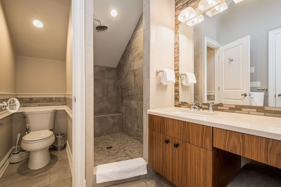 Upper Level Primary Ensuite Bathroom