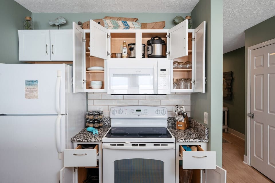 Cook, create, and enjoy—fully equipped kitchen for every culinary moment 🍳✨