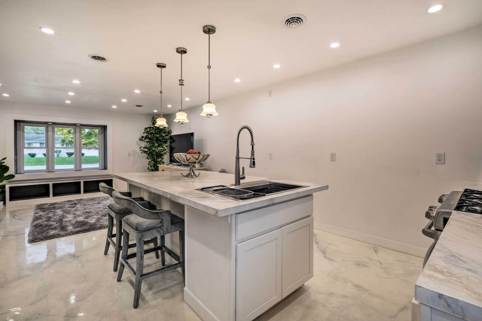 Fully Equipped Kitchen | Breakfast Bar