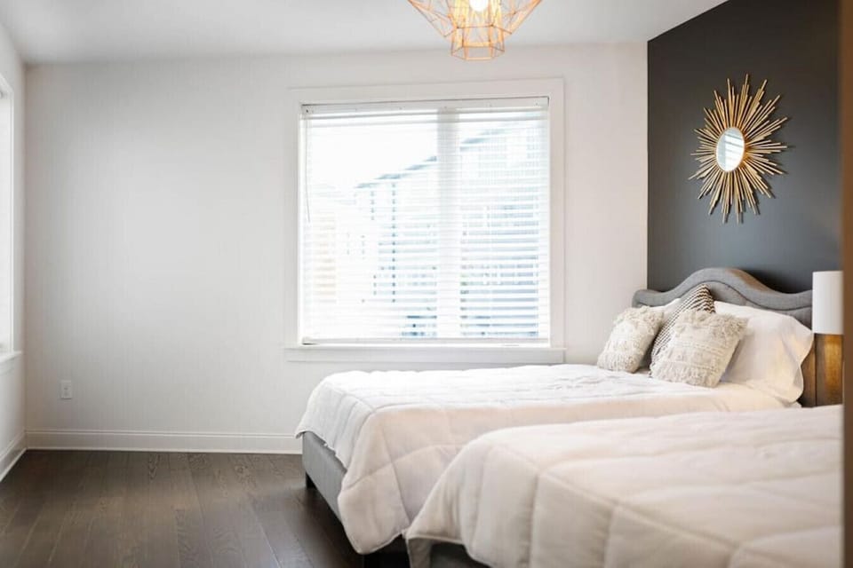 2 queen size beds, walk in closet, and en suite bathroom.