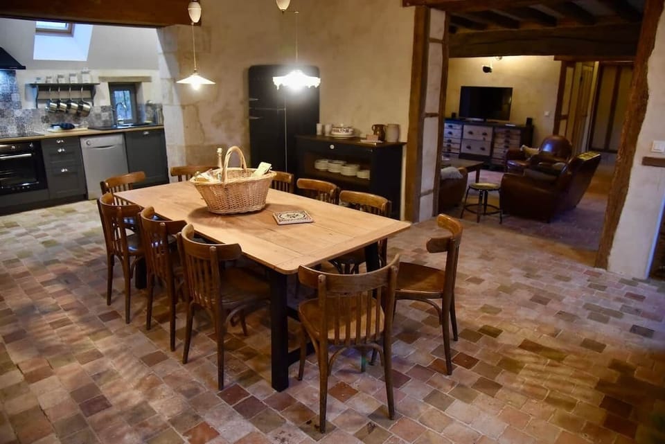 Salle à manger ouverte sur cuisine et donnant sur le salon