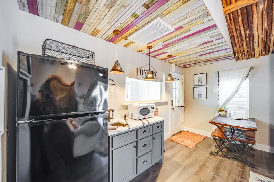 Kitchen & Dining Area | 4-Person Dining Table