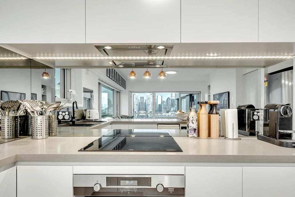 'Bridgeview' - Luxurious 2 Bedroom Apartment w/ expansive Harbour Bridge Views, Completely Renovated Apartment From Head to toe & free onsite parking!