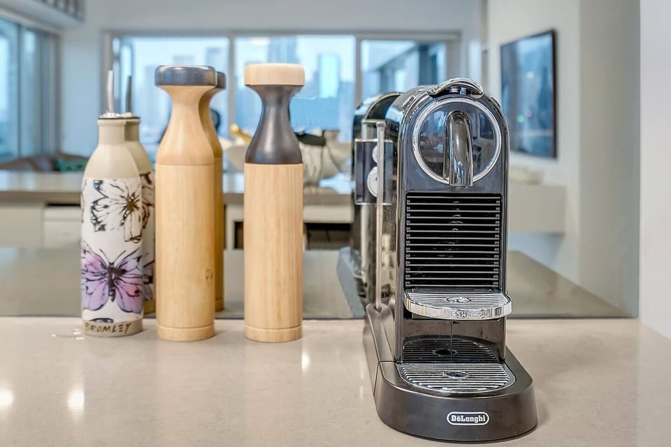 'Bridgeview' - Luxurious 2 Bedroom Apartment w/ expansive Harbour Bridge Views, Completely Renovated Apartment From Head to toe & free onsite parking!