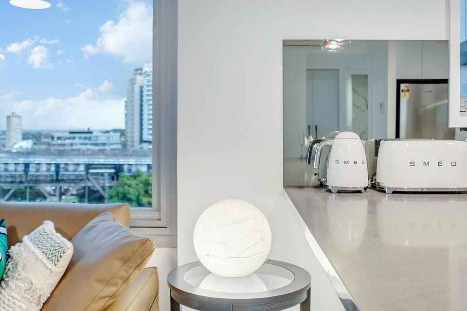 'Bridgeview' - Luxurious 2 Bedroom Apartment w/ expansive Harbour Bridge Views, Completely Renovated Apartment From Head to toe & free onsite parking!