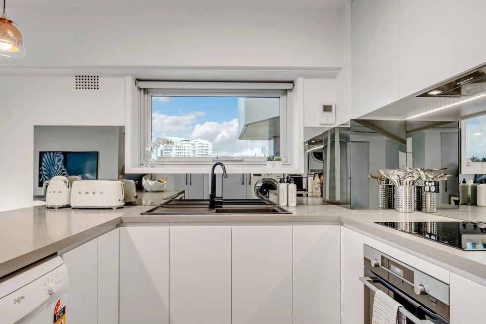 'Bridgeview' - Luxurious 2 Bedroom Apartment w/ expansive Harbour Bridge Views, Completely Renovated Apartment From Head to toe & free onsite parking!