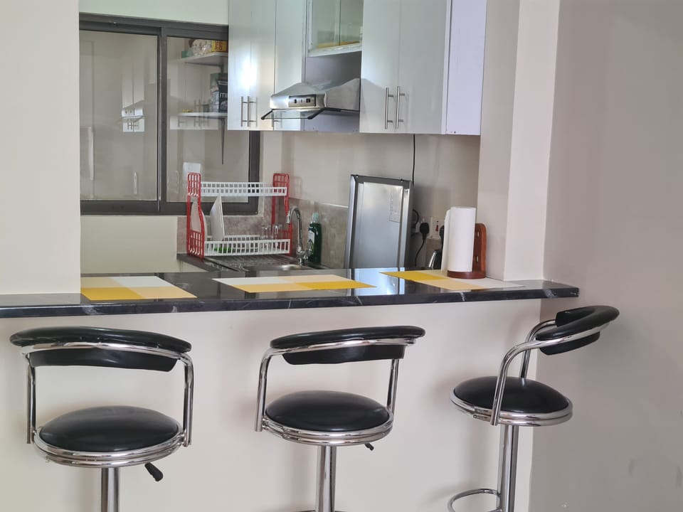 Breakfast area - barstools with kitchen view