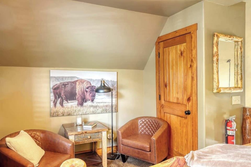 Open loft with Queen bed and extra seating 