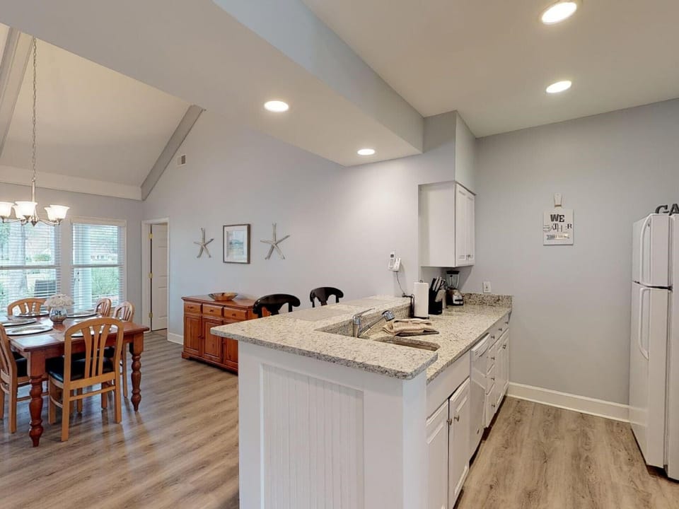 Owners Club at Hilton Head - Kitchen and Dining Space