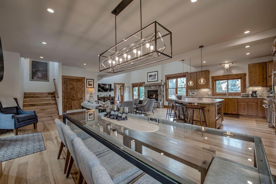Dining room with seating for 10 to 12 plus 4 at the bar