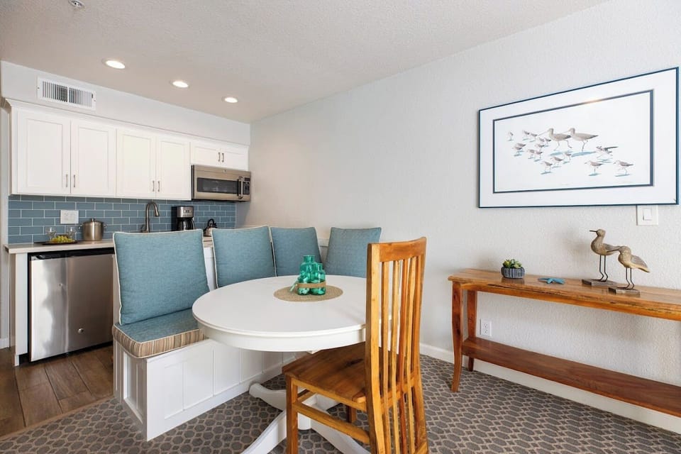 Dining Area to Kitchenette 