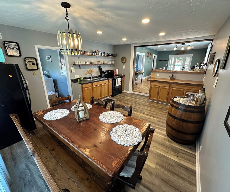 Comfortable dining table where you can overlook the creek. 