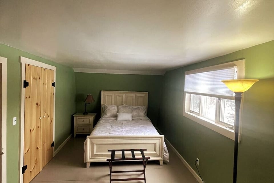 Bedroom #1- Queen- sleeps 2