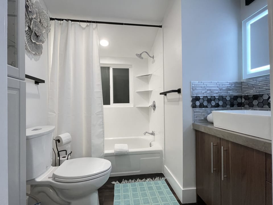 Upstairs Full Bathroom 