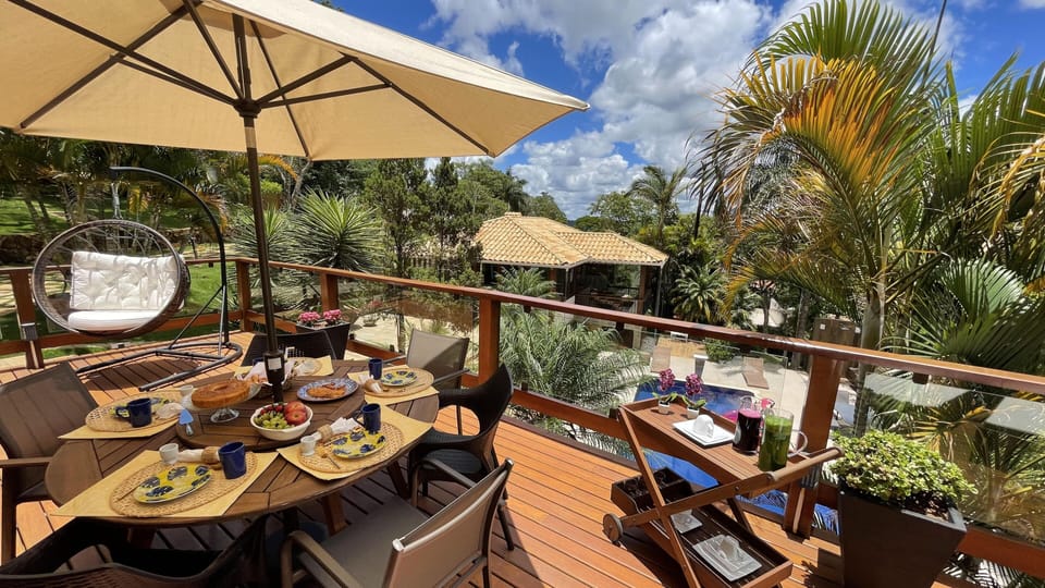 Deck com vista para montanhas. Deck with a gorgeous view of  the mountain/pool
