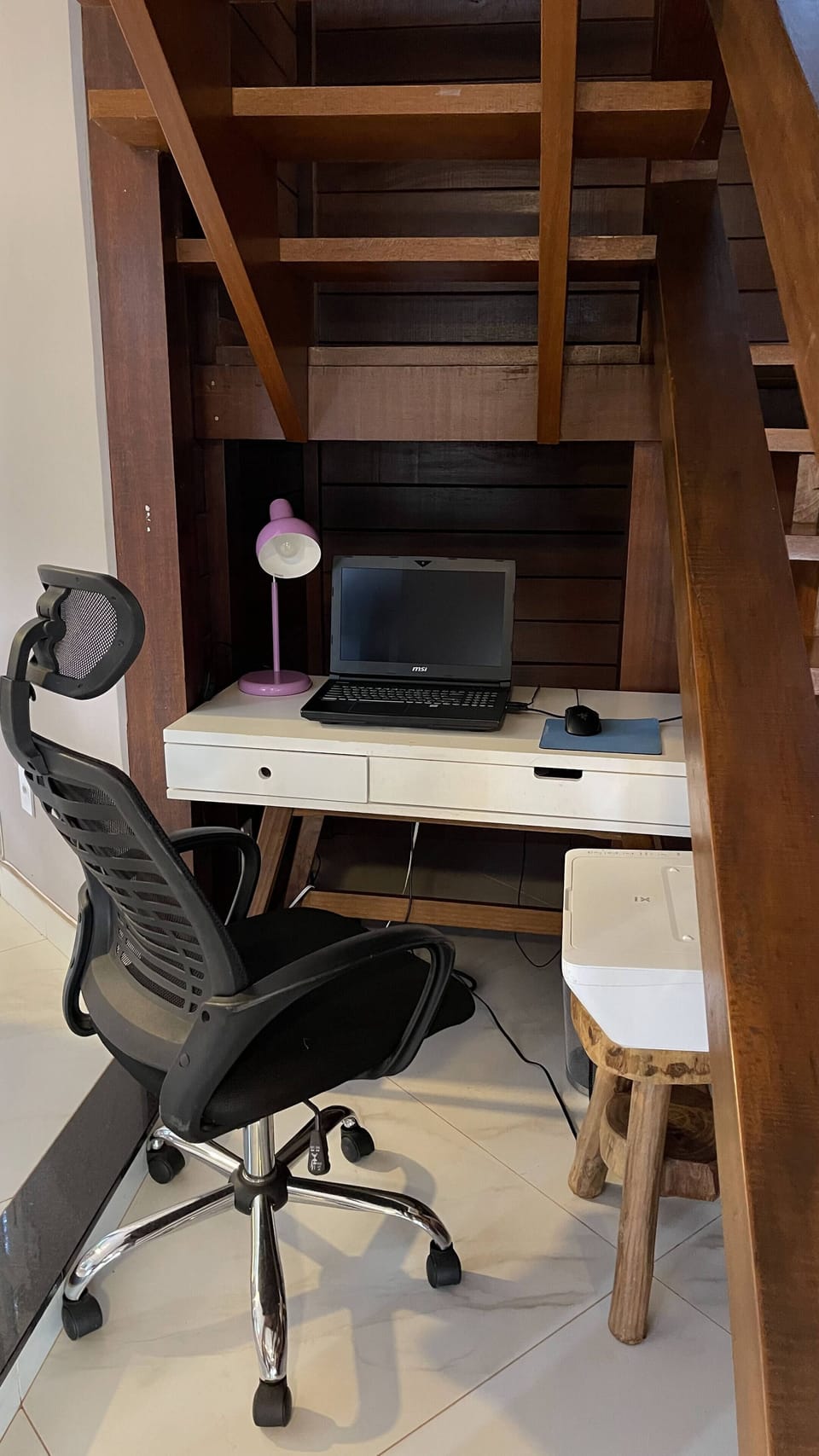 Mesa para computador com cadeira. Desk and office chair
