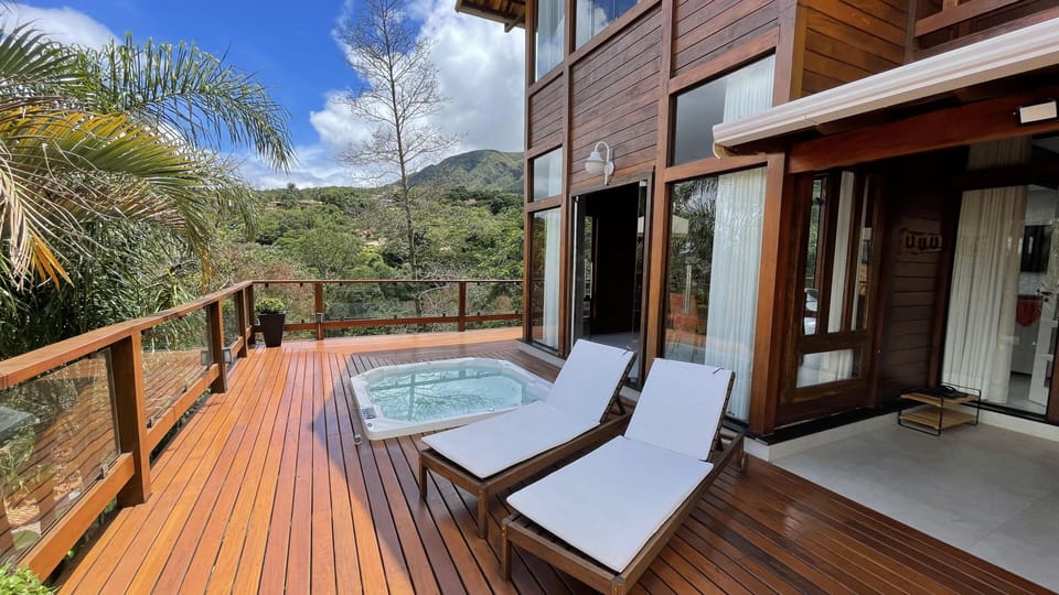 Área do Deck com lounge chairs e Jaccuzzi. Deck with lounge chairs and Jaccuzzi