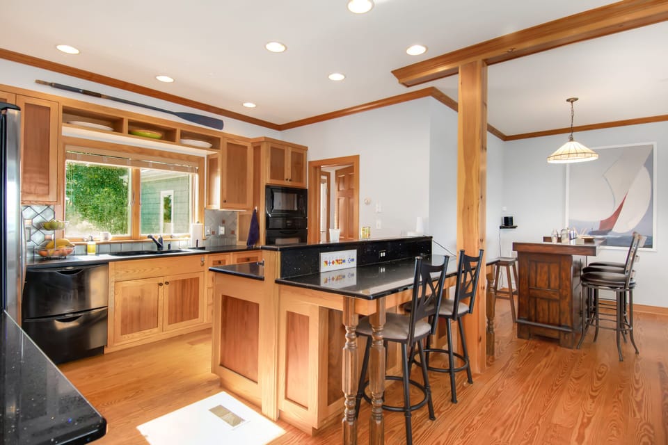 Kitchen / Bar Area