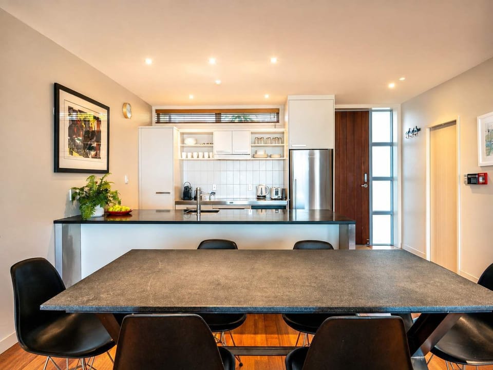 Dining room seating for 6 people 