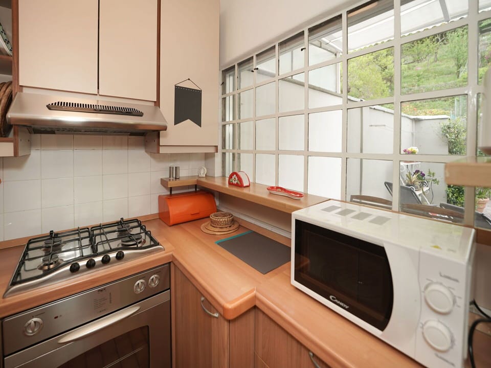 Countertop, Cabinetry, Property, Kitchen Appliance, Kitchen Stove, Home Appliance, Kitchen, Gas Stove, Cooktop, Stove