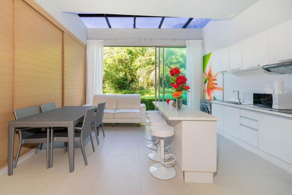 Modern apartment-pool access, fast WIFI, washer (15625)