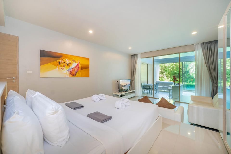 Modern apartment-pool access, fast WIFI, washer (15622)