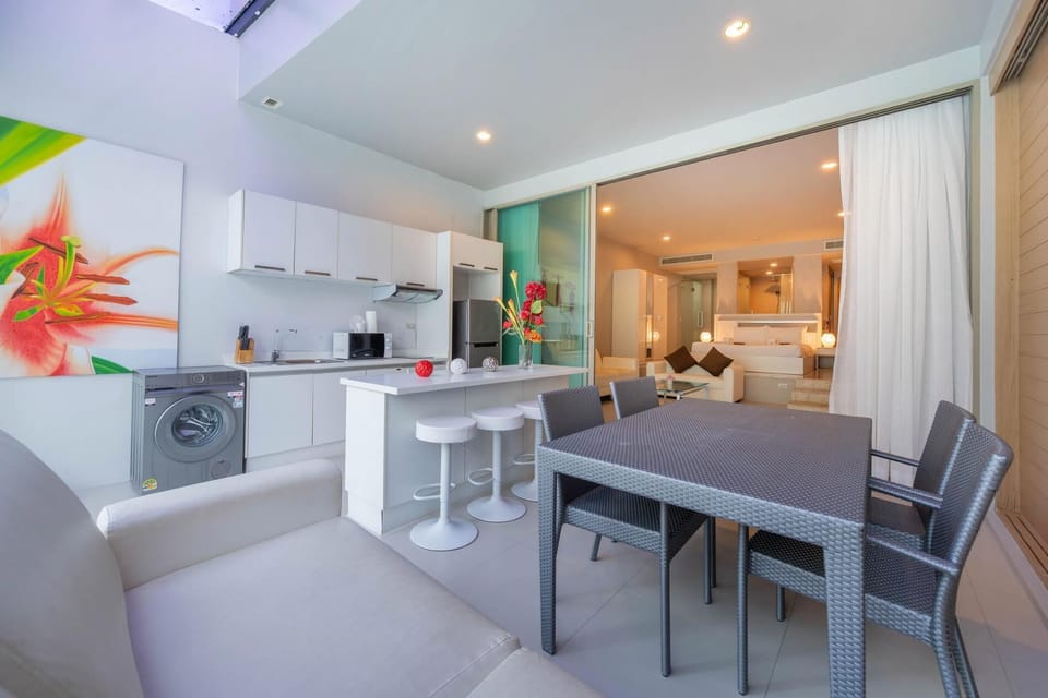 Modern apartment-pool access, fast WIFI, washer (15627)