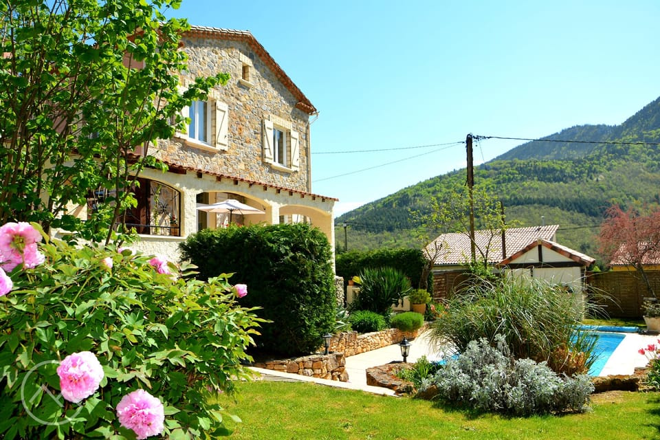Spectacular mountain & pool views from the garden!