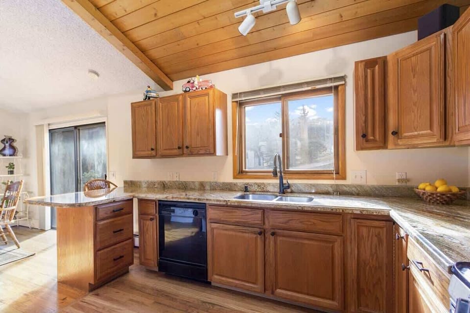 Full kitchen.