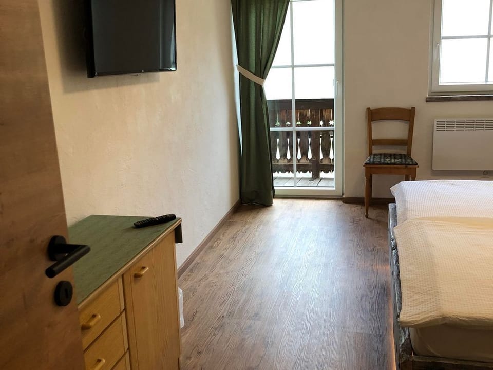 Large double room, shower, WC, TV, balcony - Oberer Gollmitzer, Ferienhof House in Carinthia, Austria