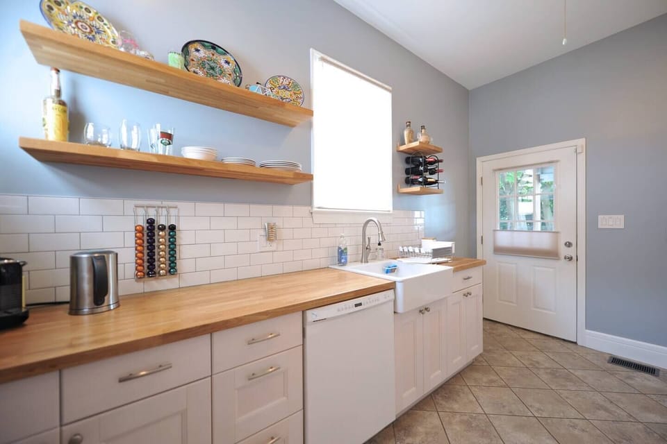 Fully furnished kitchen, open shelves, and tons of natural light!