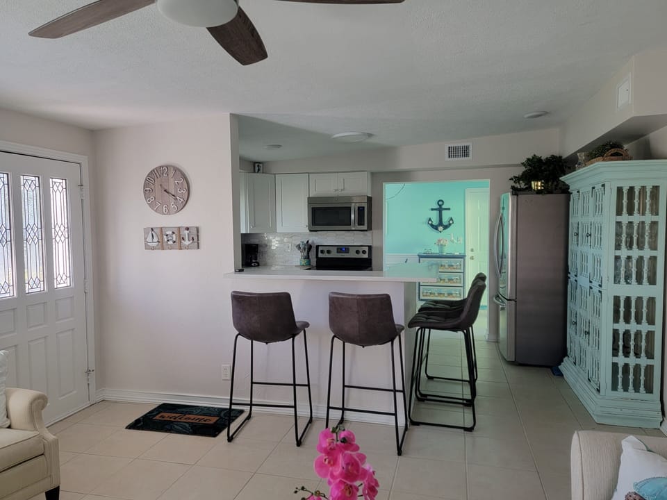Kitchen and brakfast bar
