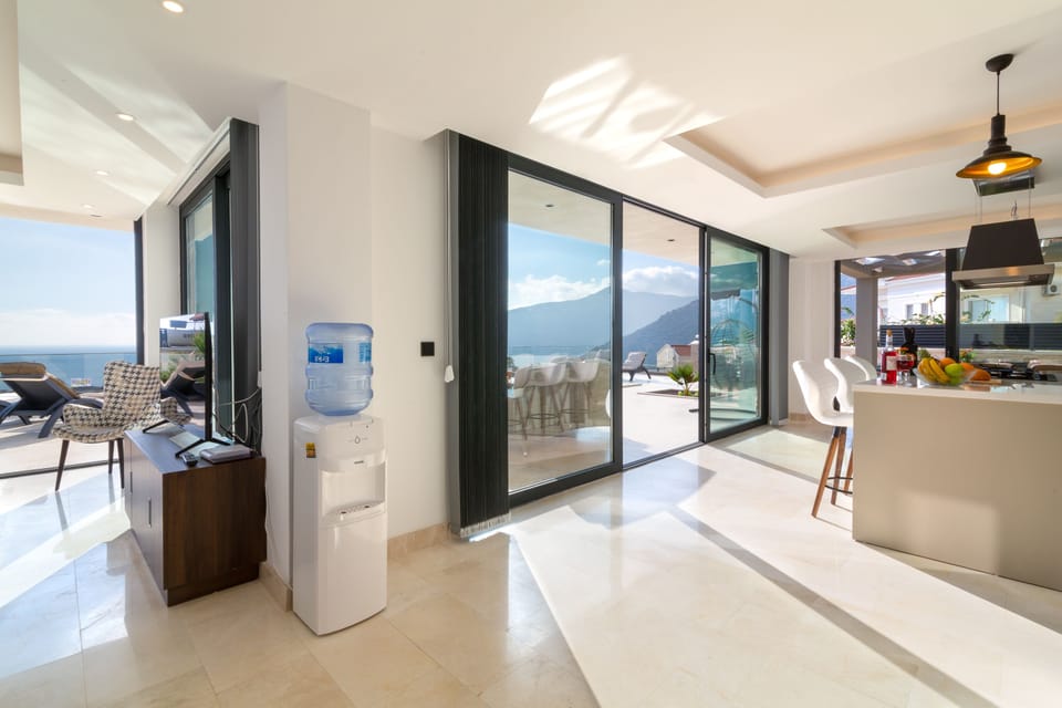 Spacious ground floor with sea views