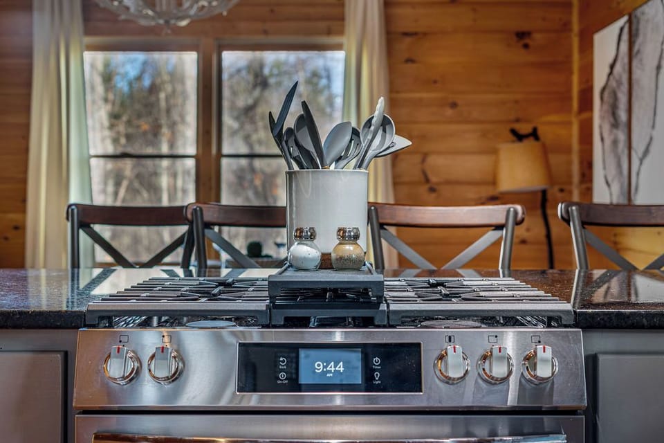 Equipped with a gas range and cookware sets!