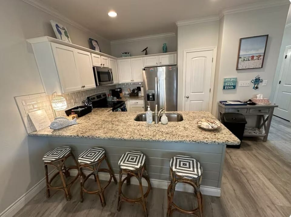 Kitchen. Large counter with additional eating space.