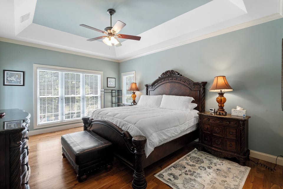 Primary bedroom (main level), King-sized bed